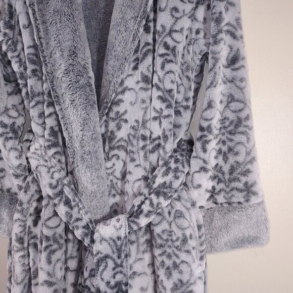 NWT Charter Club Super Soft Floral Scroll Plush Robe Gray & Cream Women's XS/S - Picture 7 of 14